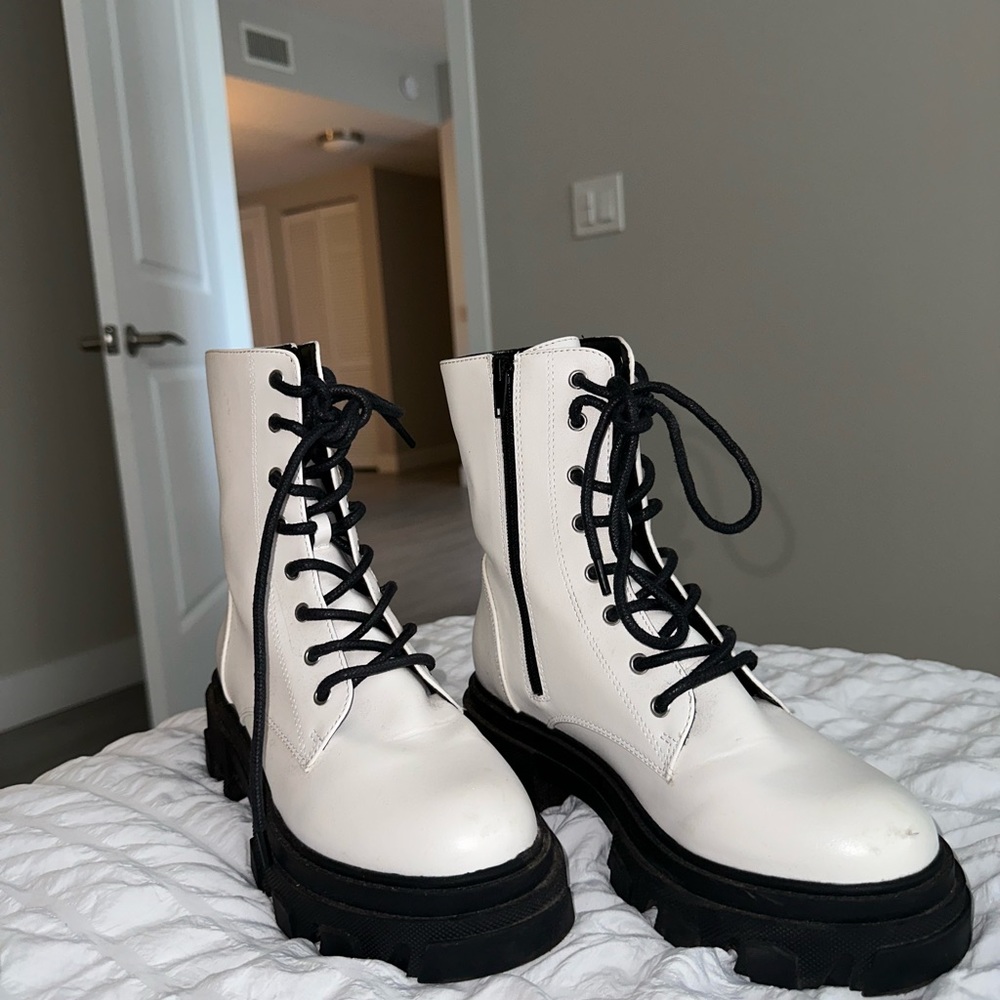 COMBAT BOOTS